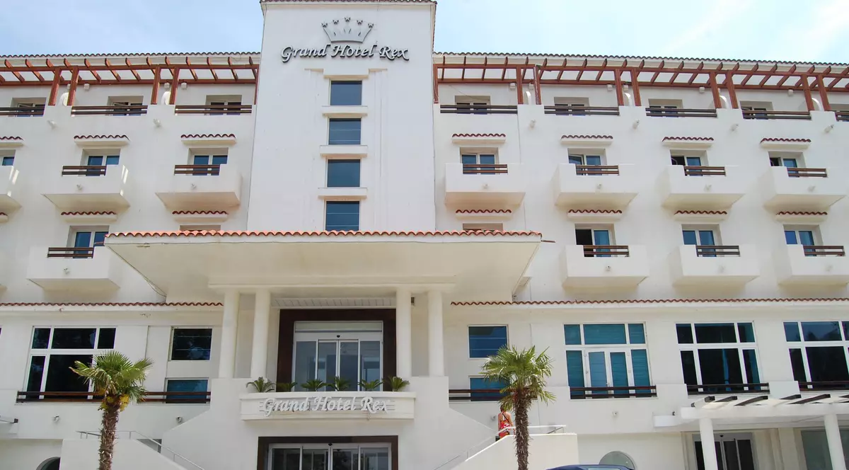 Hotelul ”Rex” din Mamaia se vinde cu 14.000.000 de euro. Cât a oferit Gigi Becali