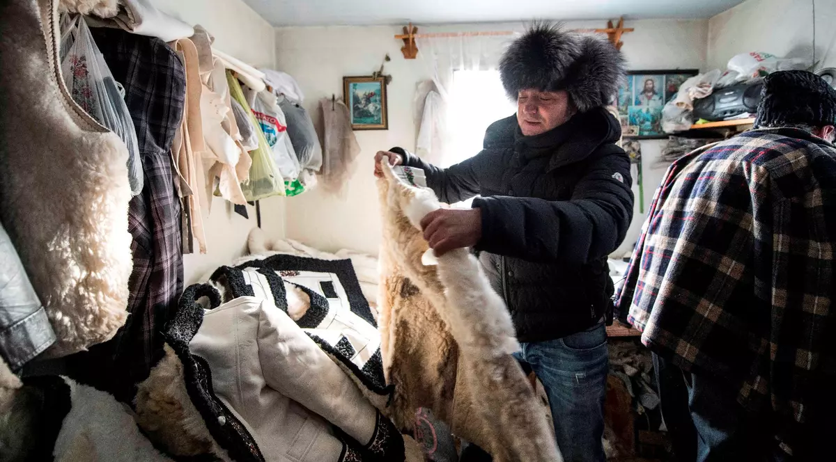 Daniel Buzdugan și-a făcut bundiță la un cojocar renumit, din Bucovina