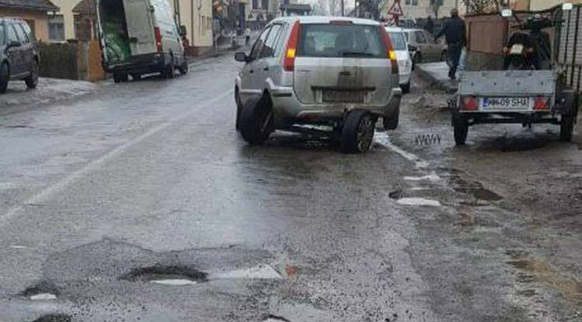 Și-a rupt maşina în două într-o groapă acoperită cu apă