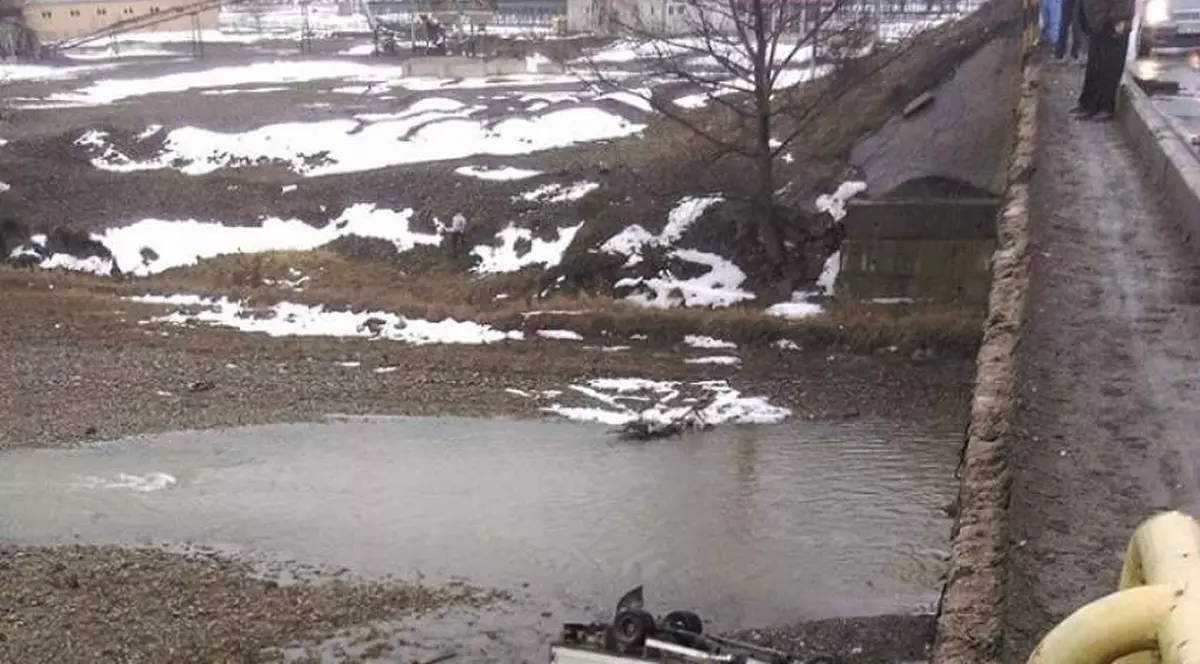 Accident grav în județul Suceava. O persoană a murit şi două sunt rănite, după ce au căzut cu camioneta de pe pod