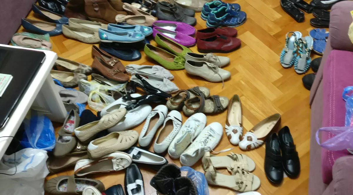 Un ofițer MApN făcea contrabandă cu pantofi și parfumuri furate. Marfa era scoasă la vânzare în mediul on-line