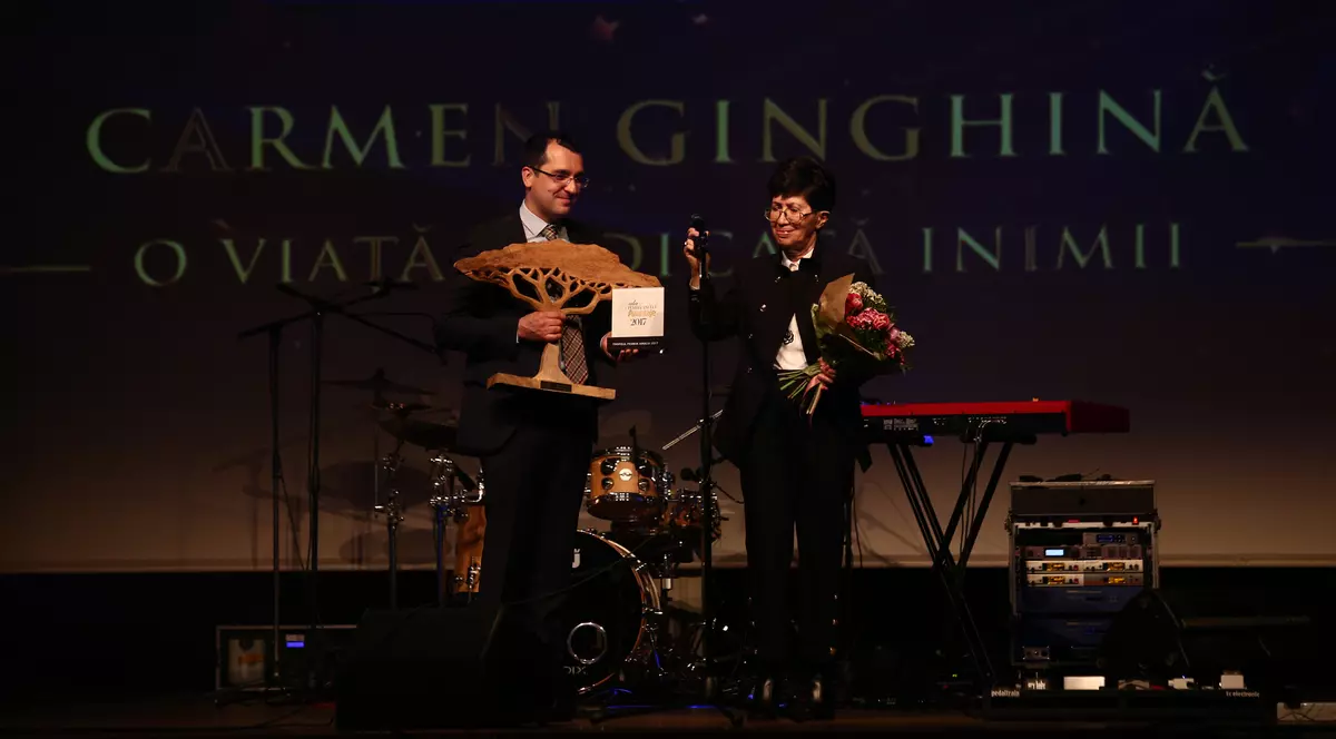 Carmen Ginghină a primit trofeul Femeia Anului 2017. ”O femeie care își iubește meseria cu patimă”