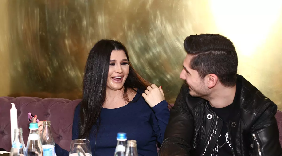 Elena Băsescu și iubitul ei . Cei doi sunt extrem de relaxați, iar fericirea se citește pe fața lor