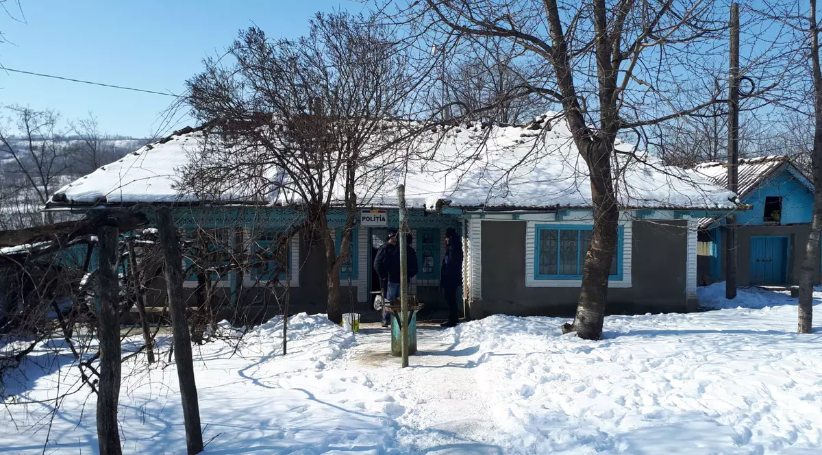 Suspecții în cazul incendierii sediului Poliției Ferești au dat foc din răzbunare. Cei doi sunt infractori notorii