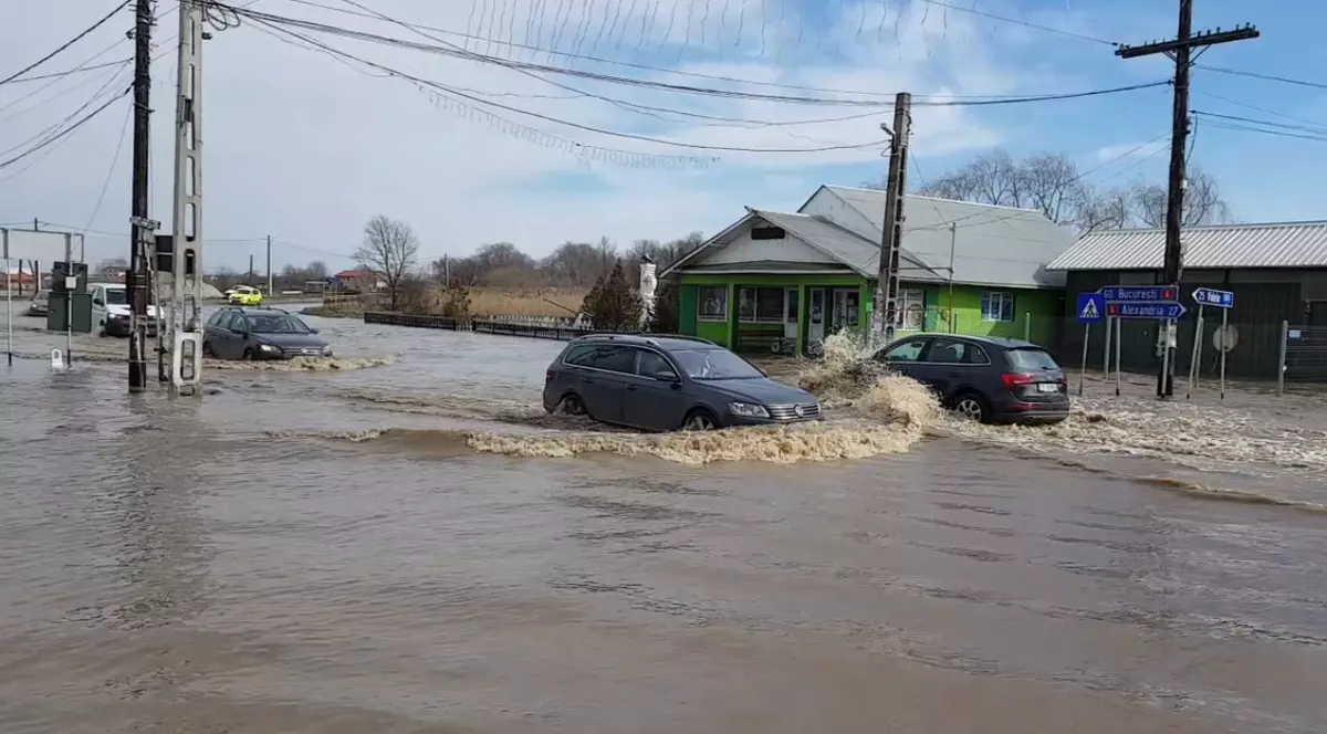 Cod roșu de inundații prelungit, pe 14 martie, până la ora 12