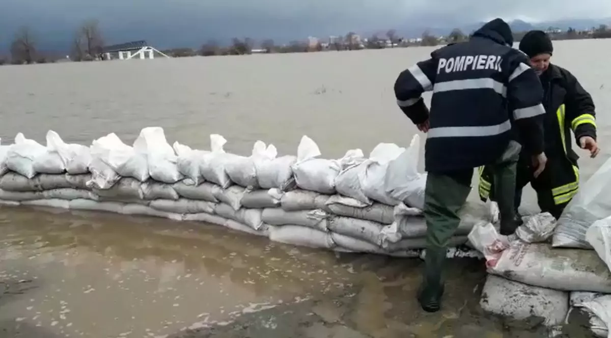 Risc de inundații în Timiș și alte șase județe din țară. Mai multe râuri ar putea ieși din matcă