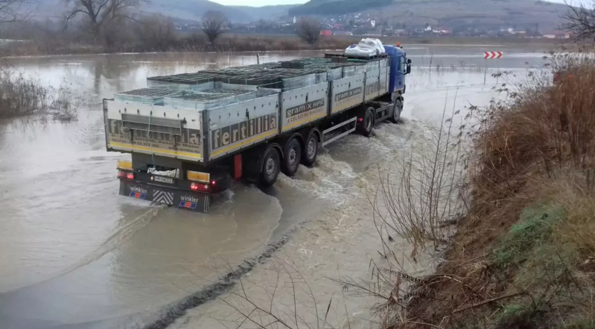 Inundaţii în județul Mureș. Mai multe gospodării din localitatea Gurghiu au fost inundate