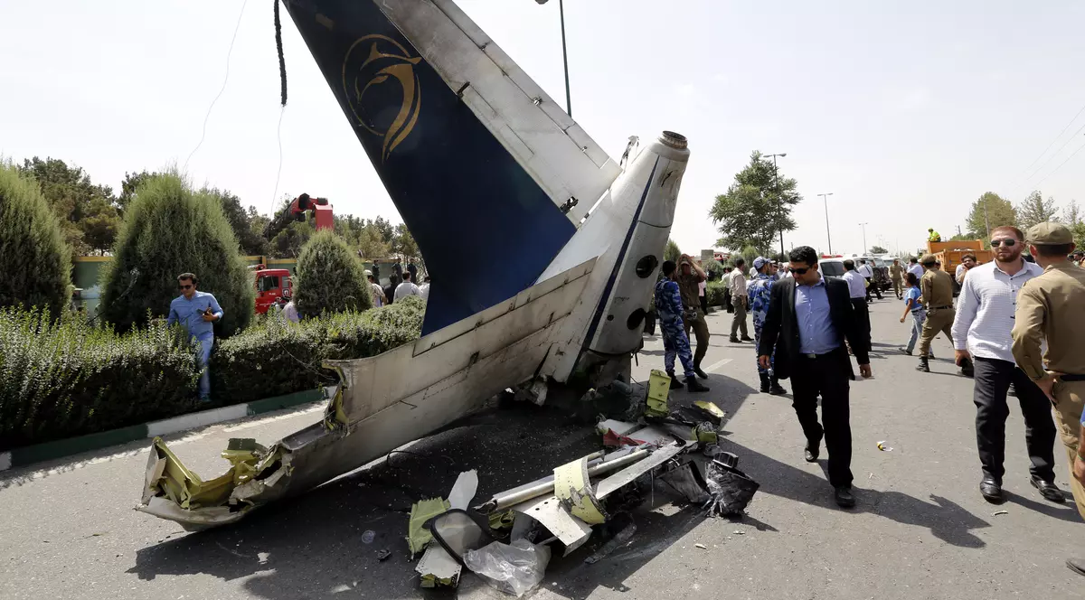 Au fost recuperate cutiile negre ale avionului prăbușit în Iran