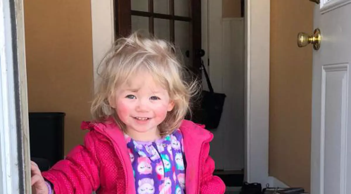 FOTO | Povestea fetiței alergice la apă. Are dureri ca arsurile de gradul al III-lea când face baie și nu are voie să plângă