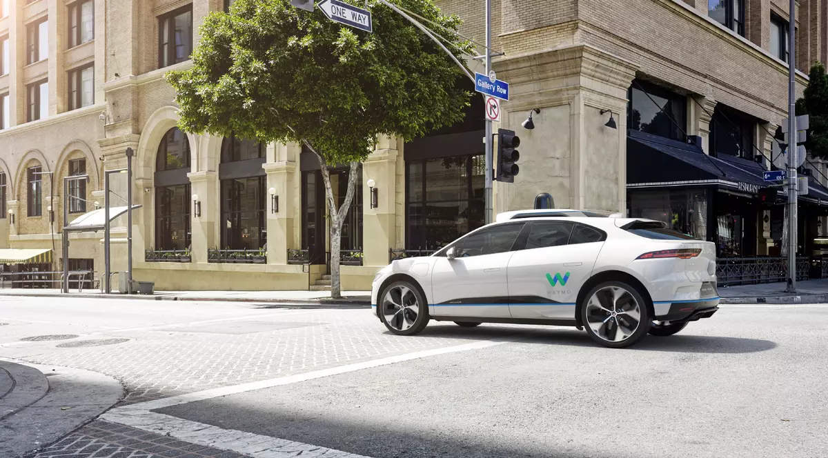 Jaguar I-PACE cu sigla Waymo pe el