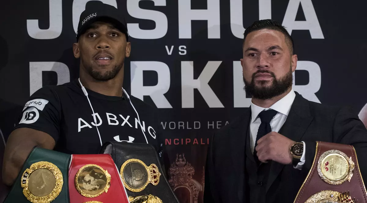 Anthony Joshua (stânga) și Joseph Parker, pozând cu centurile pe care le vor pune în joc la Cardiff, pe 31 mai. (FOTO: EPA)