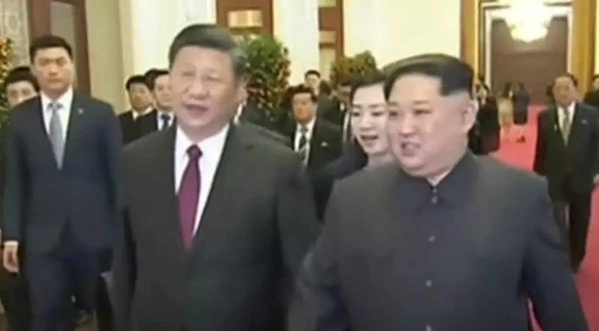 China salută anunţul Coreei de Nord privind suspendarea testelor nucleare. Președintele chinez Xi Jinping, în stânga, alături de liderul nord-coreean Kim Jong-un