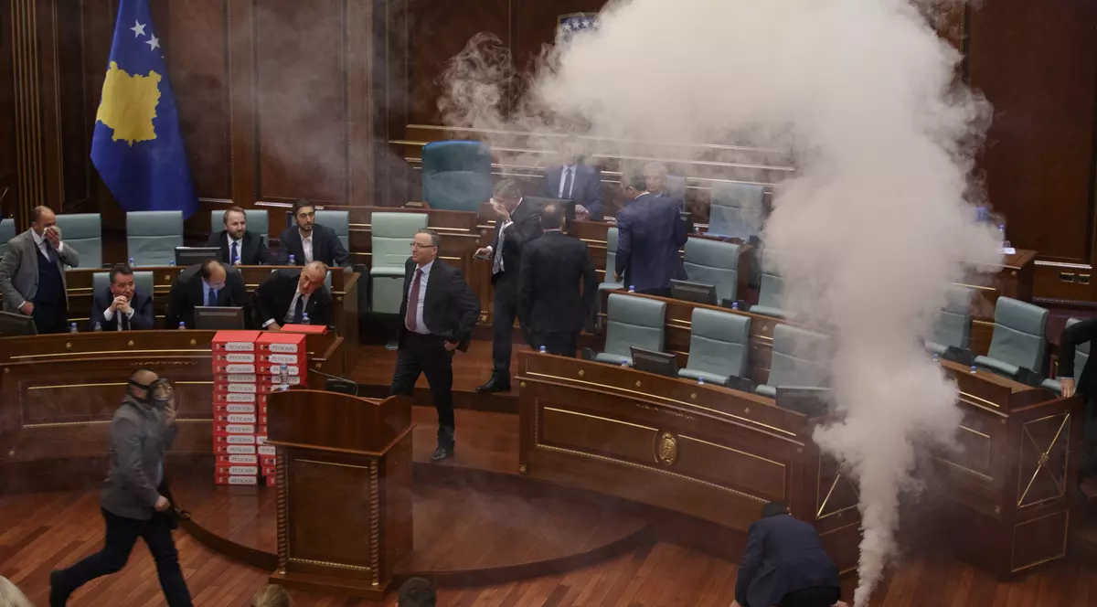 Gaze lacrimogene în parlamentul din Kosovo