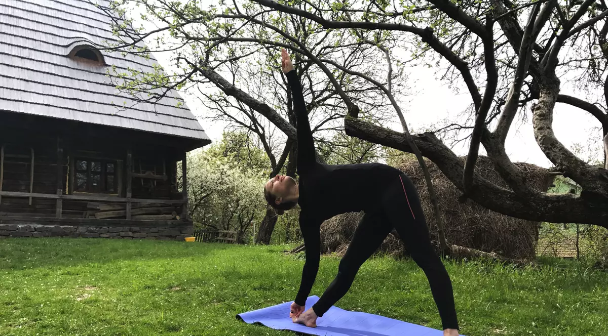 Ce vedete de la noi practică yoga