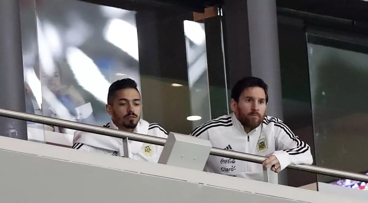 Lionel Messi (dreapta), privind din tribună amicalul Spania - Argentina