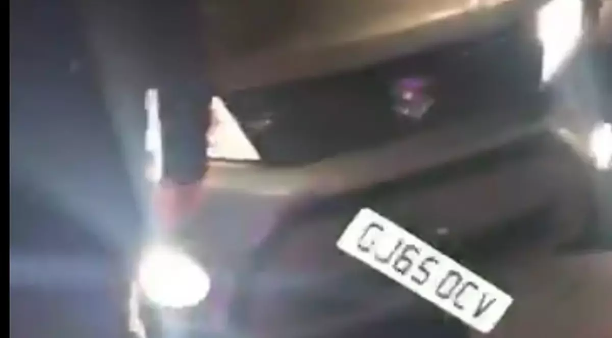 O mașină a intrat în mulțimea aflat într-un club