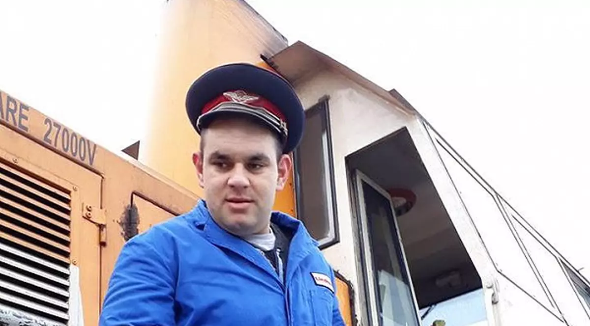 Mecanicii de locomotivă pichetează Ministerul Transporturilor, pe 5 aprilie. Un mecanic care stă pe puntea unei locomotive diesel