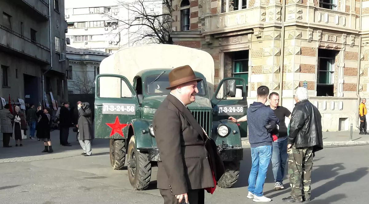 Imagini de la filmările pentru Moromeții 2 din centrul Capitalei. Actori și figuranți, în pauză de filmare, lângă un camion rusesc