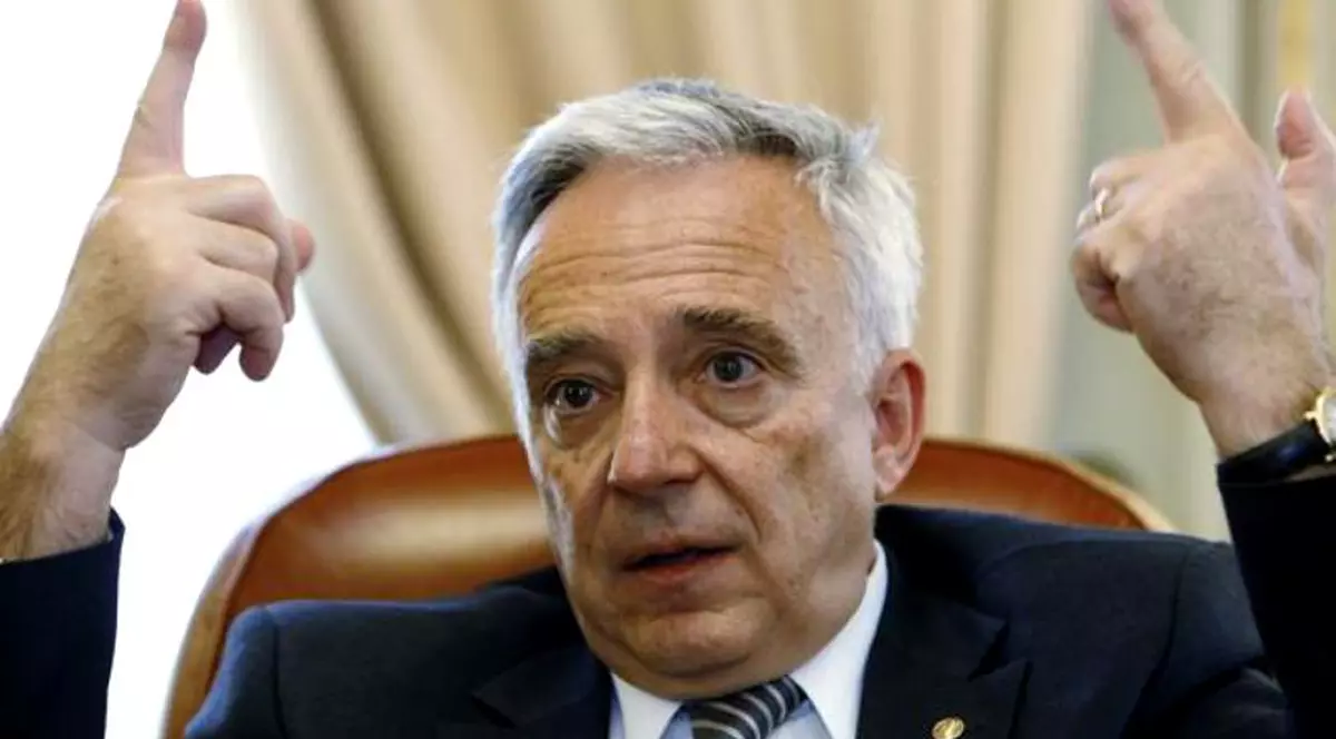 Mugur Isărescu va merge, joi, în Parlament
