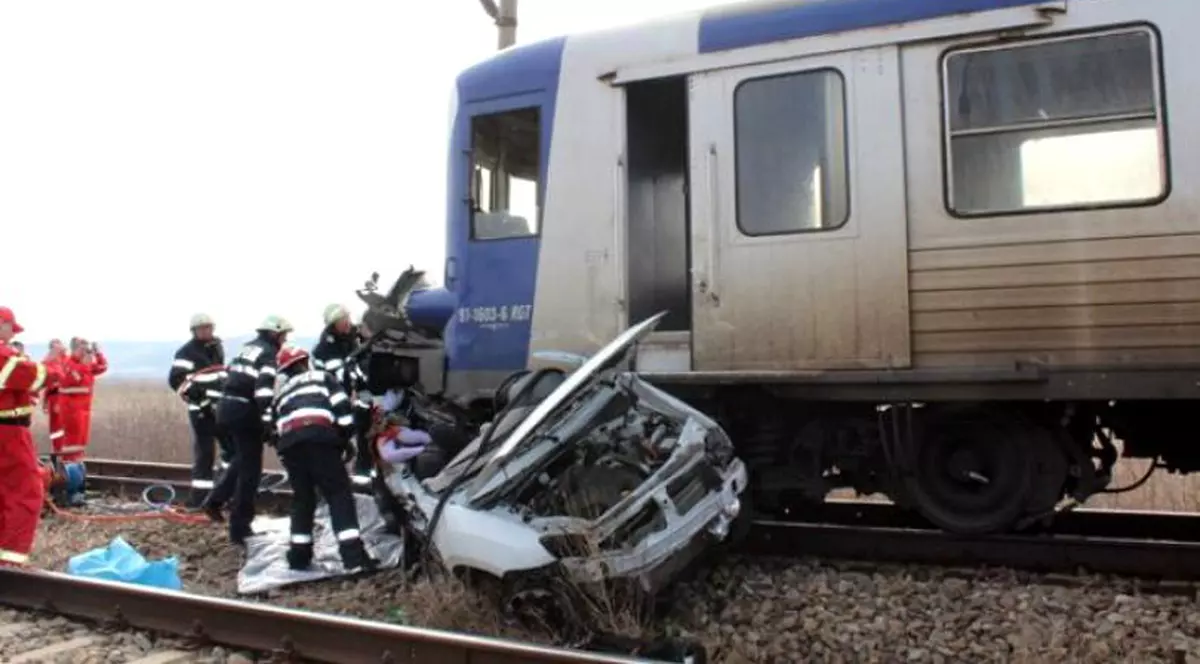 O mașină a fost lovită de tren în Brăila