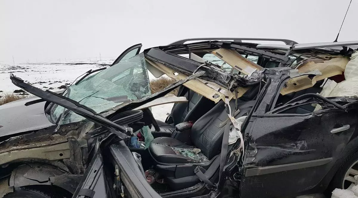 Patru victime, după ce două mașini s-au ciocnit frontal la ieșirea din Vaslui