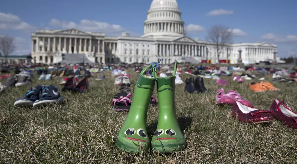Perechi de pantofi puși în fața Capitoliului în semn de protest