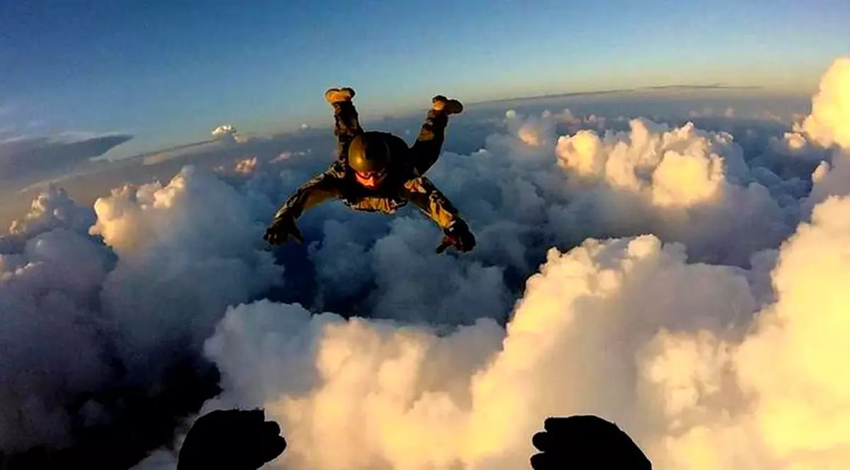 Doi parașutiști s-au ciocnit în aer, înainte de aterizare, în Mexic