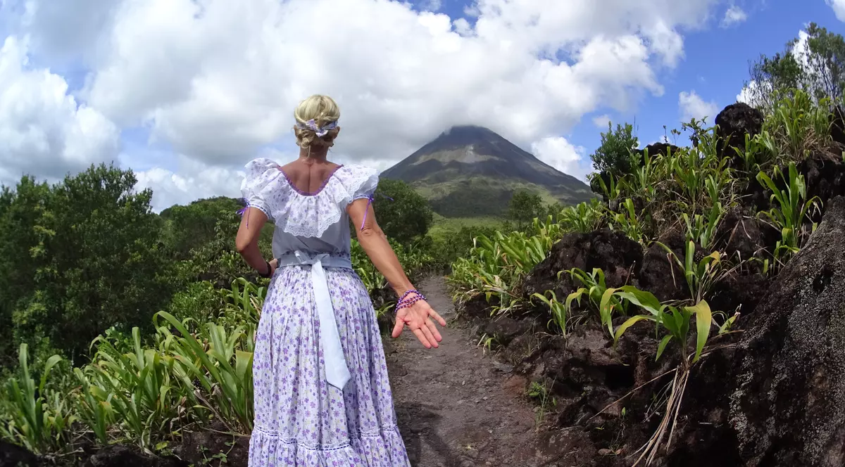 femeia care s-a pozat in rochii traditionale in jurul lumii