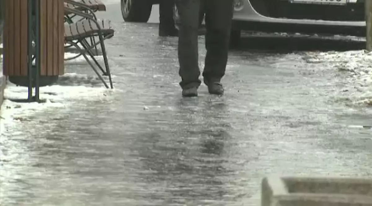 Cod galben de averse în Cluj și alte trei județe, pe 12 iulie. Picioarele unui bărbat, vare merge prin ploaie