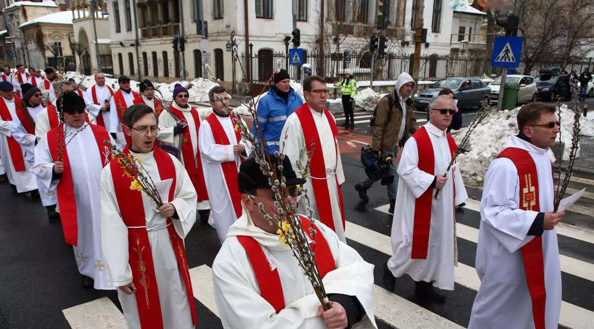 FOTO&VIDEO/ Procesiune romano-catolică pe străzile Capitalei, în Duminica Floriilor