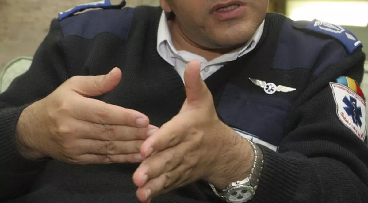 Raed Arafat a oferit detalii despre microbuzul căzut în râul Bistrița. Raed Arafat (în uniformă), gesticulând din mâini, în timpul unui interviu