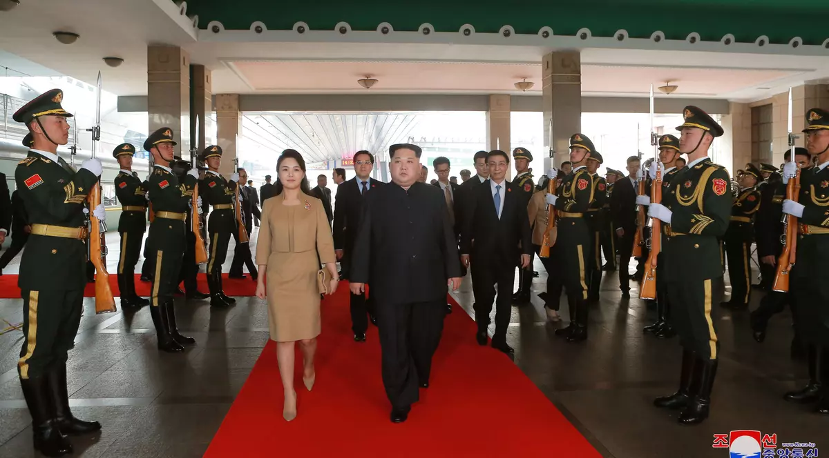 Cum s-a îmbrăcat soția lui Kim Jong-un în China