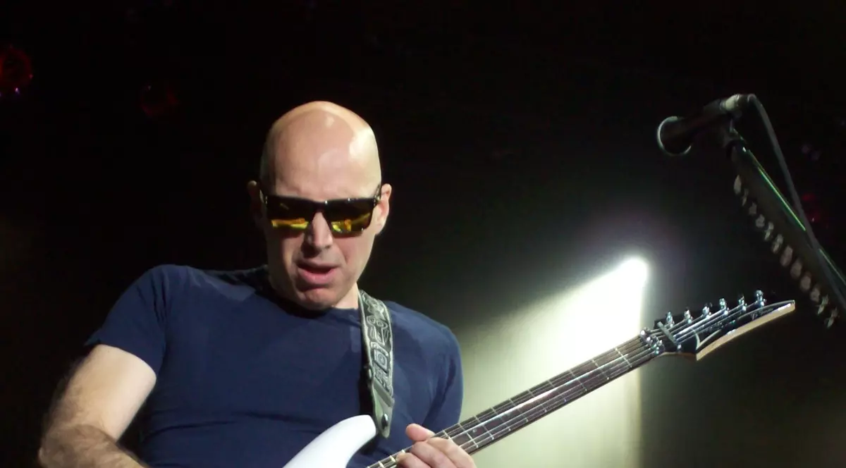Cel mai cunoscut chitarist rock al lumii, Joe Satriani revine în concert la Bucureşti