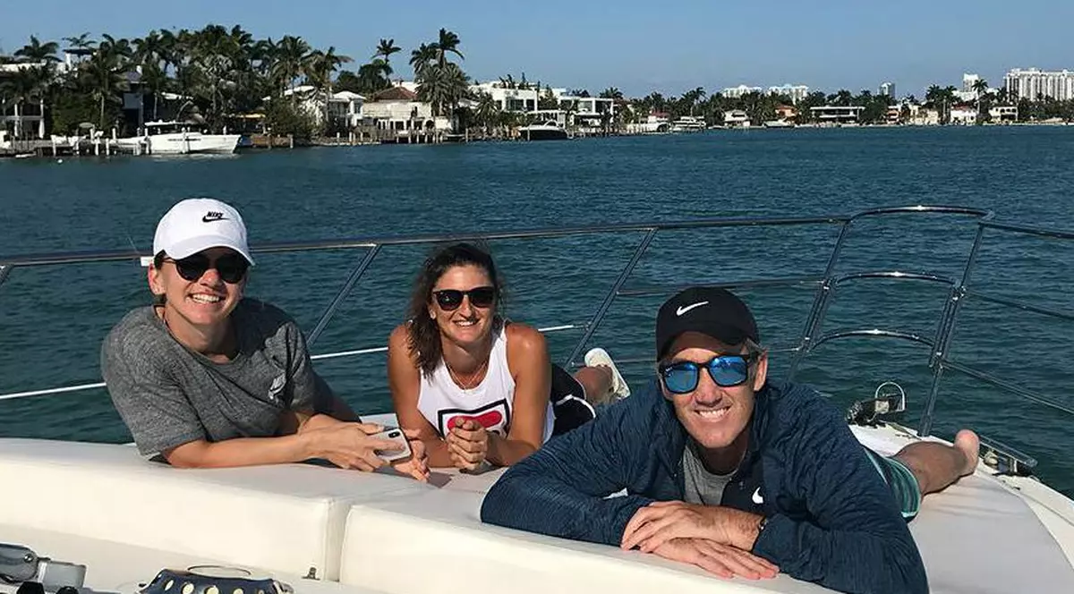 Simona Halep s-a împăcat cu Irina Begu. Simona stânga, Irina centru) și Darren Cahill