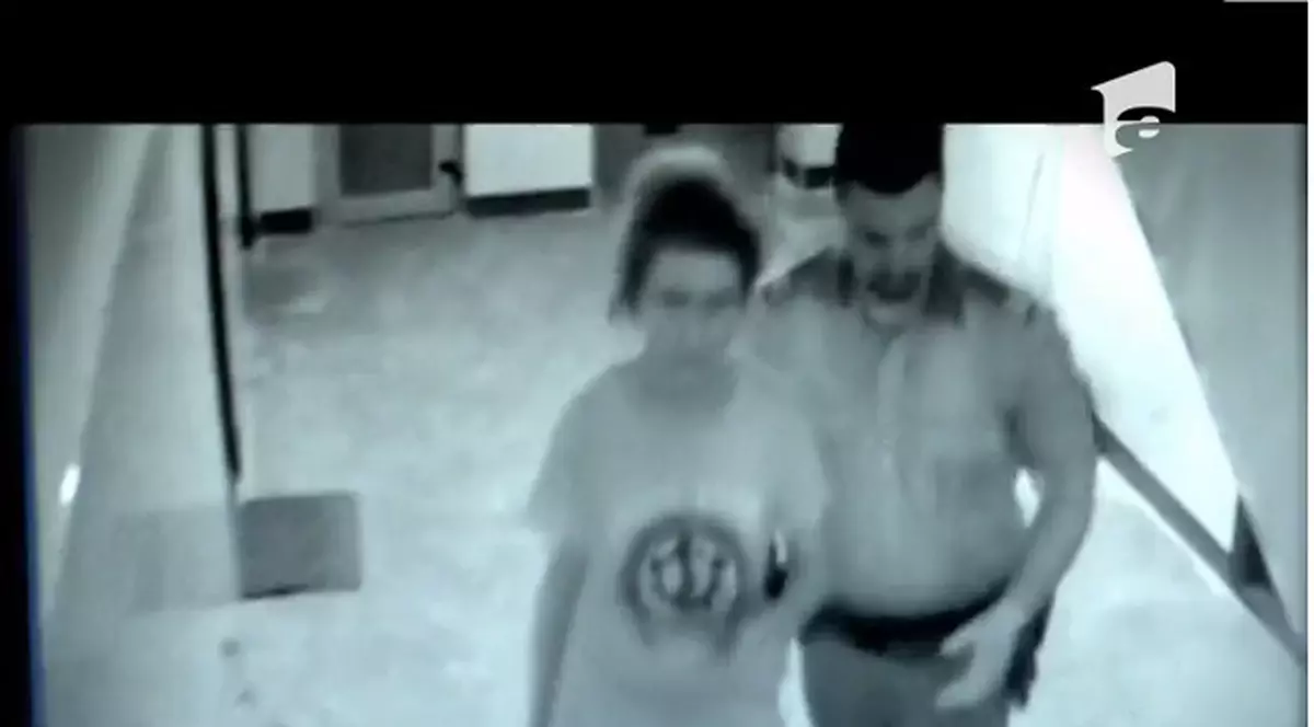 O fostă polițistă își terorizează colegele de celulă. Pușcăriașele stau de pază cu rândul pentru ca asasina să nu le atace noaptea, în somn