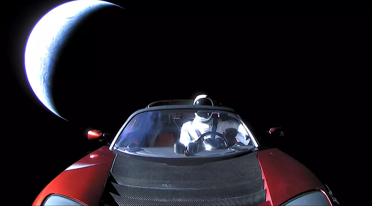 Bazele de pe Lună și Marte vor salva civilizația umană în eventualitatea celui de-Al Treilea Război Mondial, a declarat antreprenorul Elon Musk. Starman pe mașina Tesla Roadster, lansat spre Marte de către SpaceX