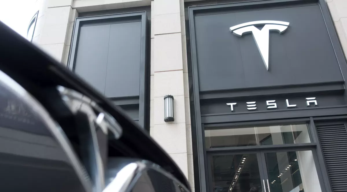 Tesla va face sistemul de Pilot Automat complet autonom
