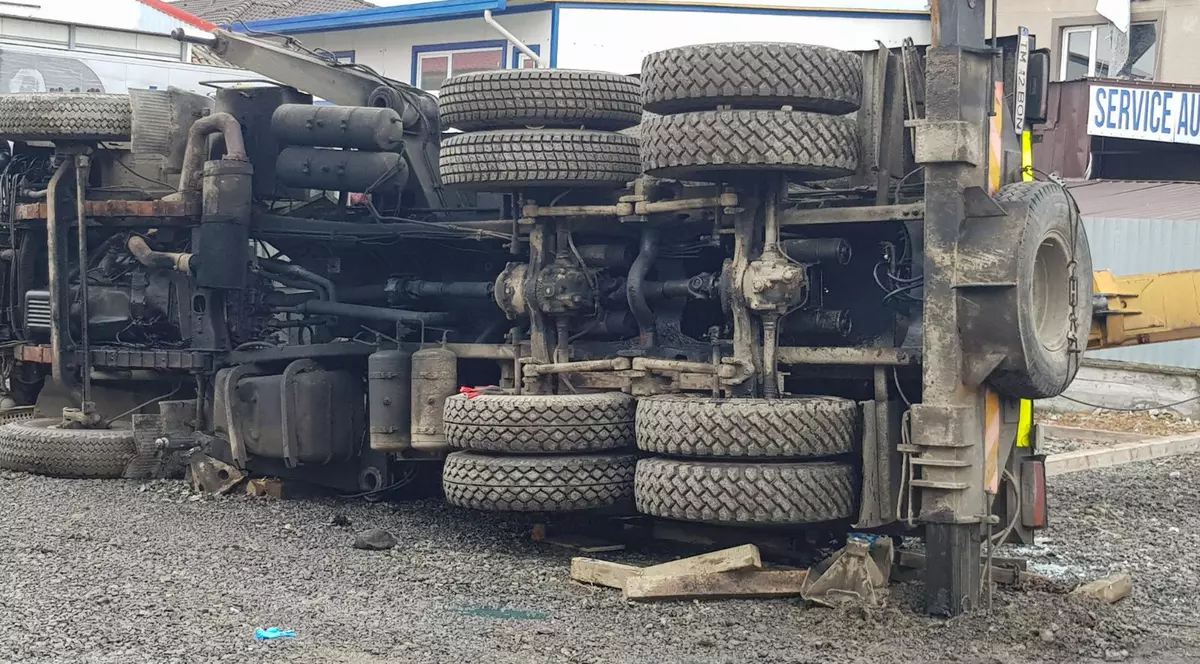 Automacara prăbușită peste o construcție în Timiș. Șoferul a fost rănit