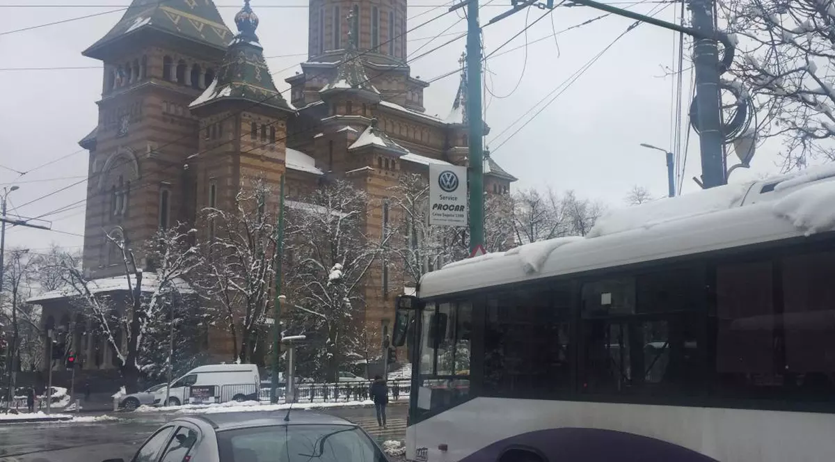 Un șofer din Timișoara i-a dat cu spray paralizant în ochi unui șofer de autobuz. Agresorul este căutat de polițiști