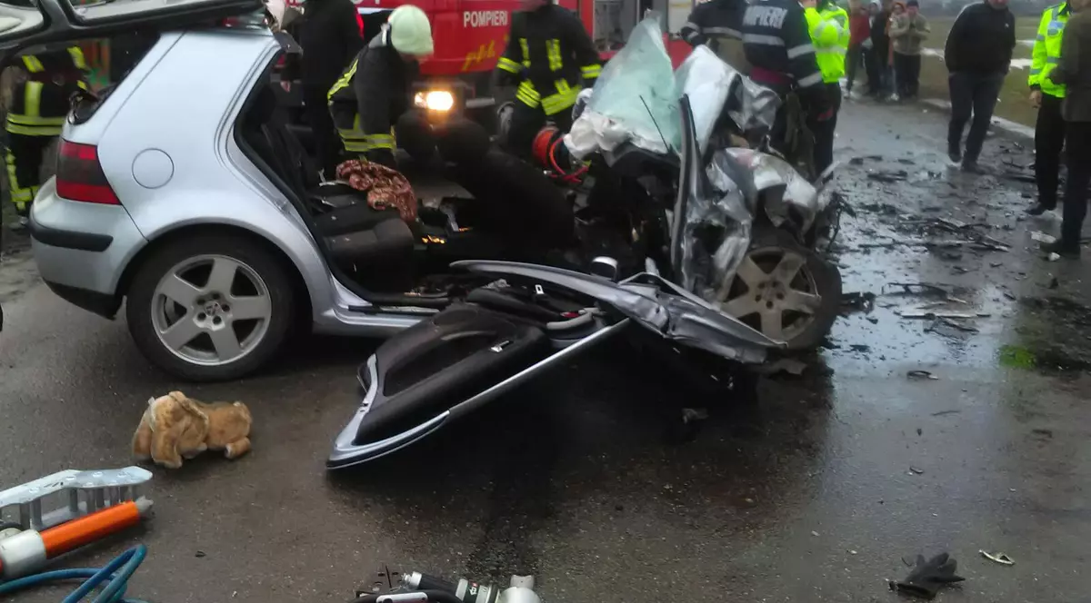 Un mort și cinci răniți, după ce două mașini s-au ciocnit frontal la ieșirea din Vaslui
