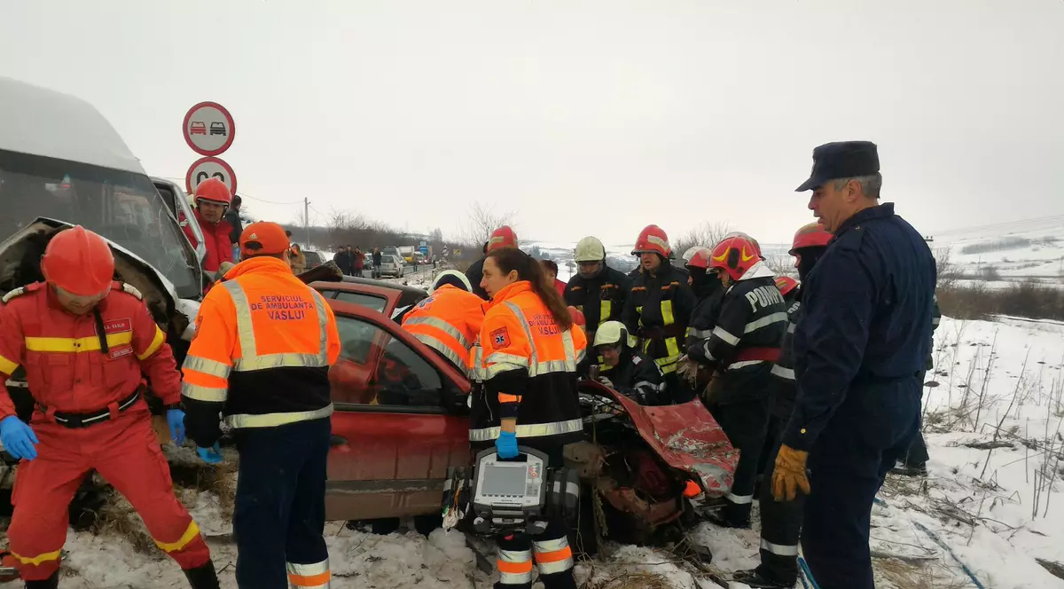 Un mort și două persoane încarcerate într-un accident în Vaslui în care a fost implicat un microbuz cu 10 călători