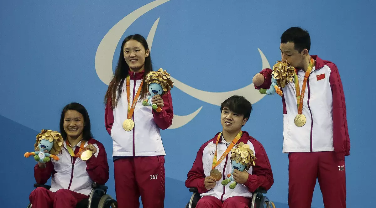 Înotătorul chinez Huang Wenpan (al doilea din dreapta), multiplu medaliat la Jocurile Paralimpice, a murit într-un accident auto