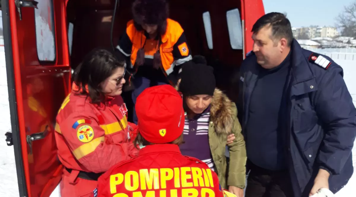 Intervenții cu șenilatele și cu elicopterul la urgențe, în județul Constanța. Unele drumuri sunt încă impracticabile