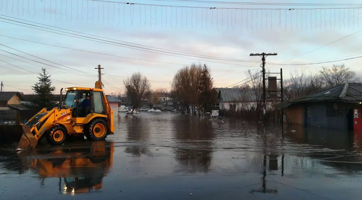 Mai multe drumuri naționale sunt închise. Inundațiile din Teleorman afectează și traficul feroviar UPDATE