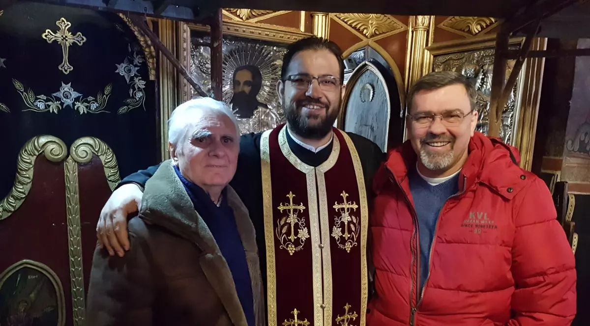 REPORTAJ VIDEO. Preotul care ține slujbele în tăcere. A transformat biserica într-un lăcaș pentru persoane cu nevoi speciale