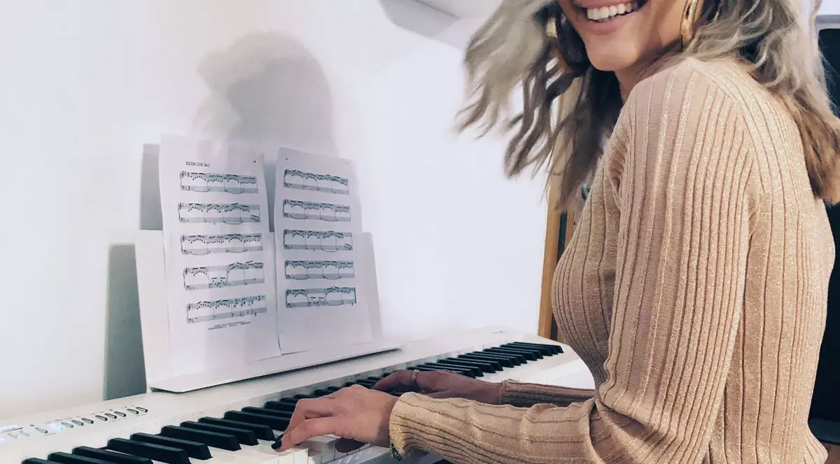 Alina Eremia cântă la pian de la 6 ani