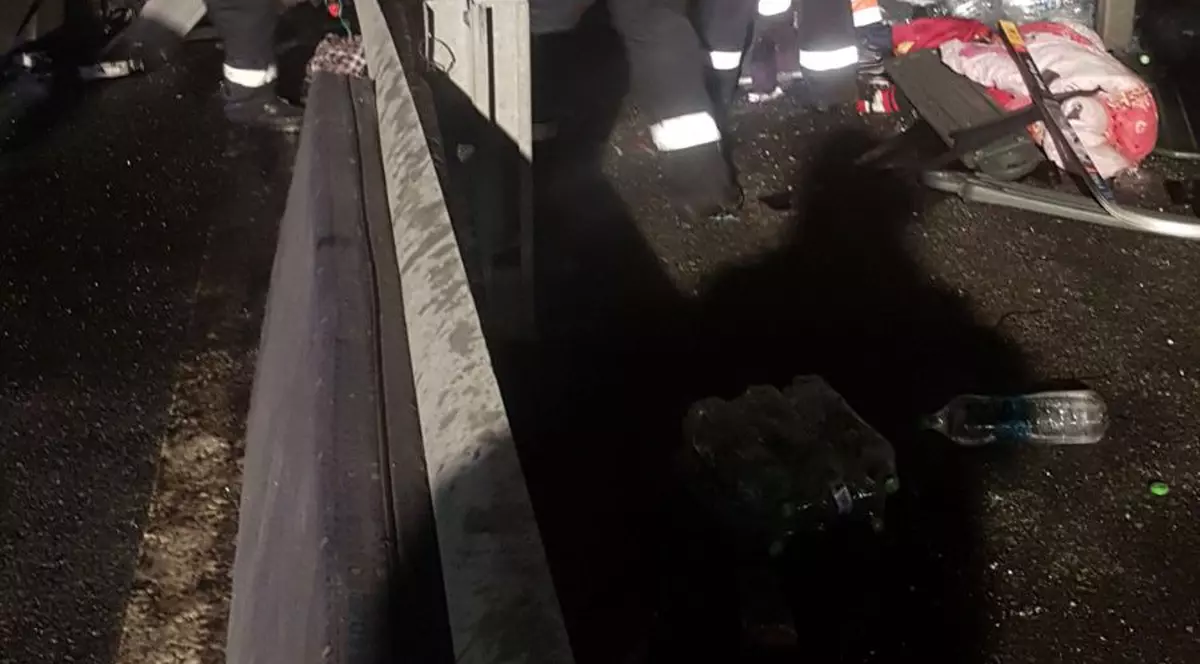 Tir plin cu apă minerală răsturnat pe Autostrada A1. Șoferul a murit