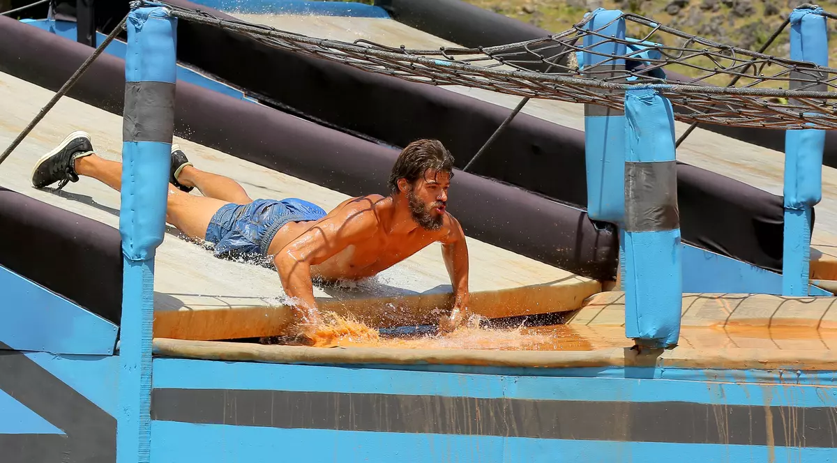 Ștefan de la Exatlon nu este un cuceritor, așa cum susțin admiratorii show-ului. A prezentat familiei o fată abia la 18 ani