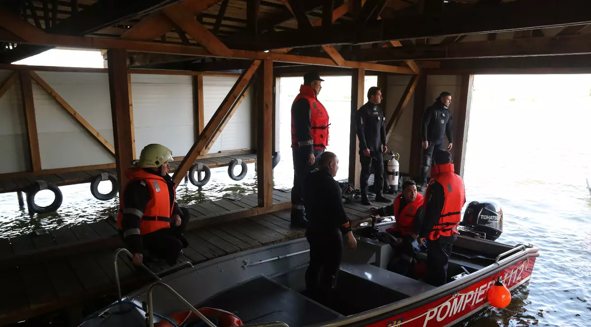 Pompierii de la Snagov și-au lansat la apă noua barcă de mare viteză. Mai mulți pompieri pregătesc barca cea nouă pentru lansare la apaă într-o dană a Batalionului de la Snagov