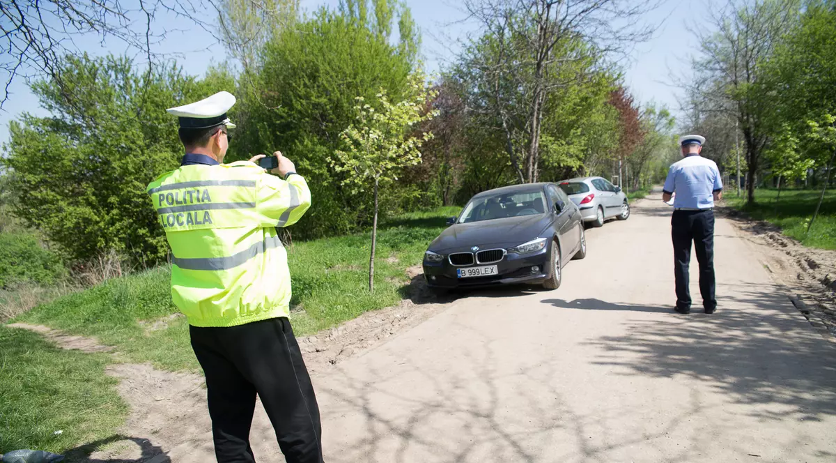 Amenzile pot fi plătite la jumătate în 15 zile, dar nu mai pot fi achitate polițistului. Politiști care au oprit o mașină